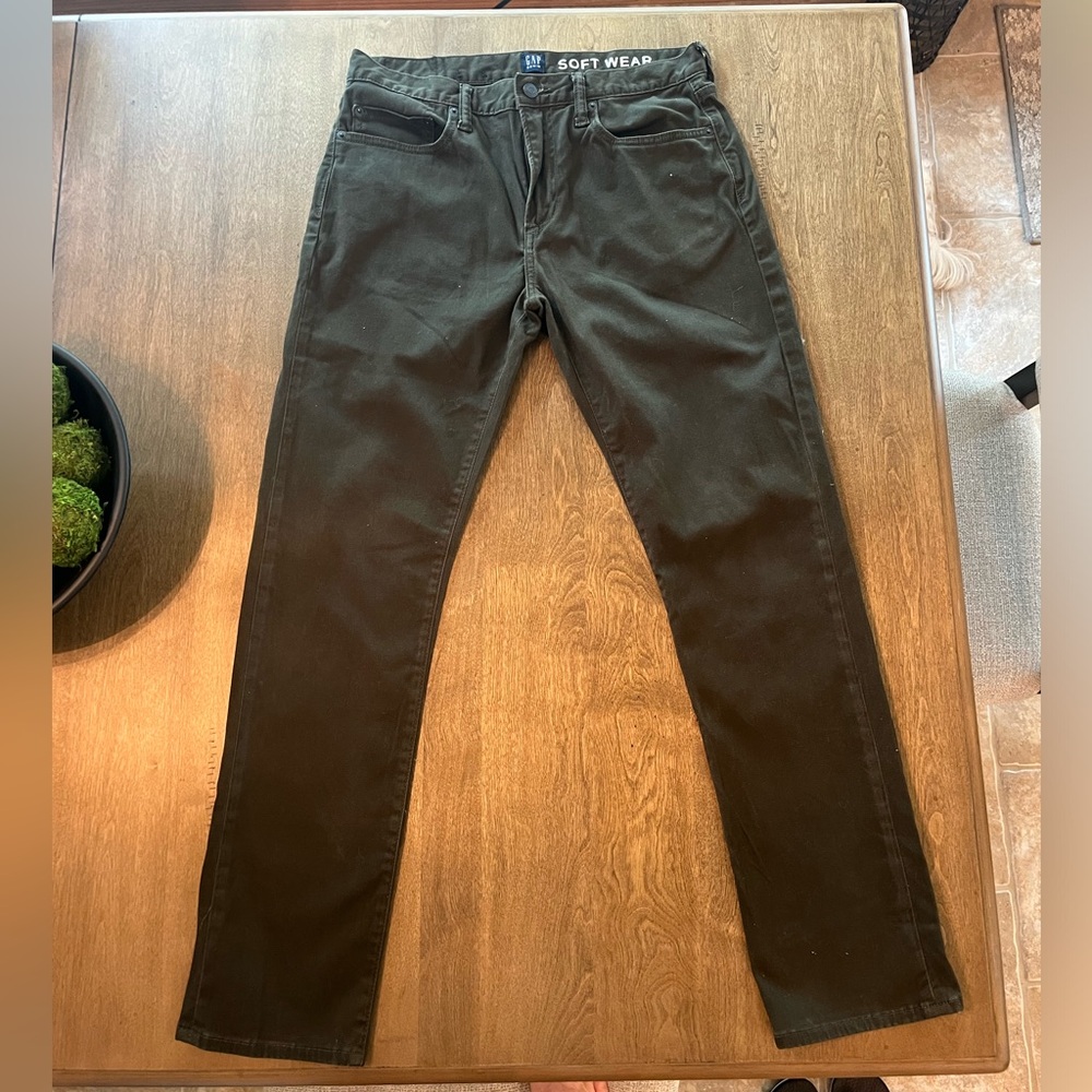 Men’s Gap Soft Wear Denim Jeans. Size 31x30 slim. Olive. Excellent condition.